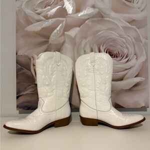🌸Coconuts by Matisse Gaucho White Snakeskin pattern Western Heeled Boots🌸
